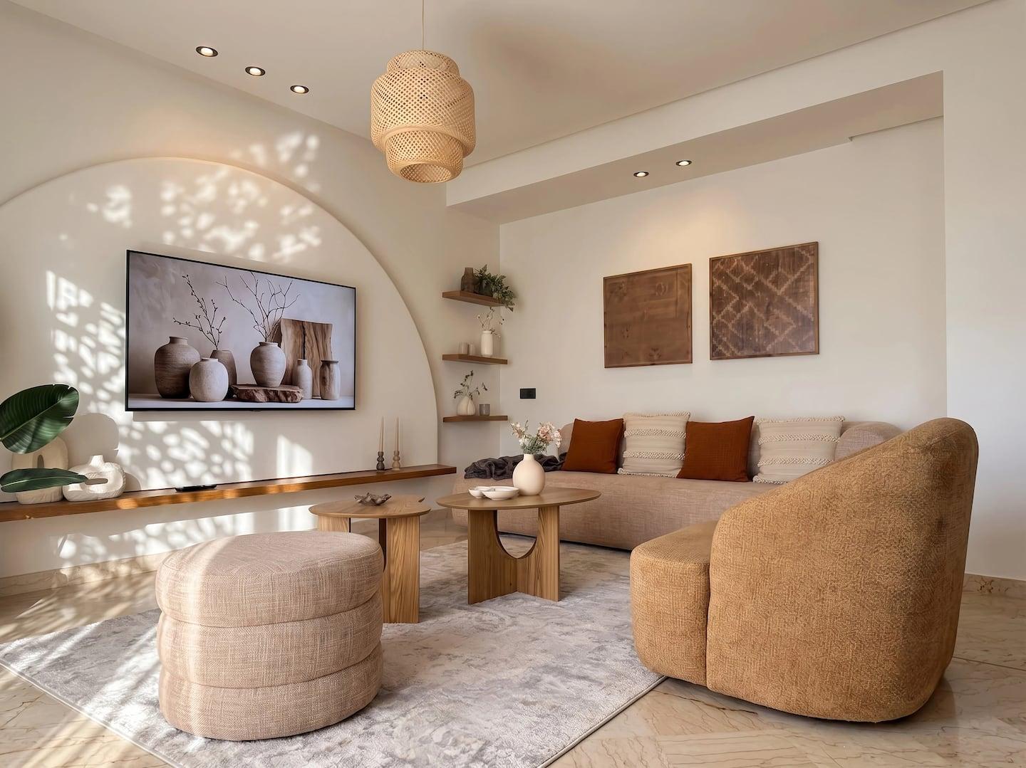 Salon bohème avec arche et lumière naturelle — appartement géré par Maya Suites à Casablanca
