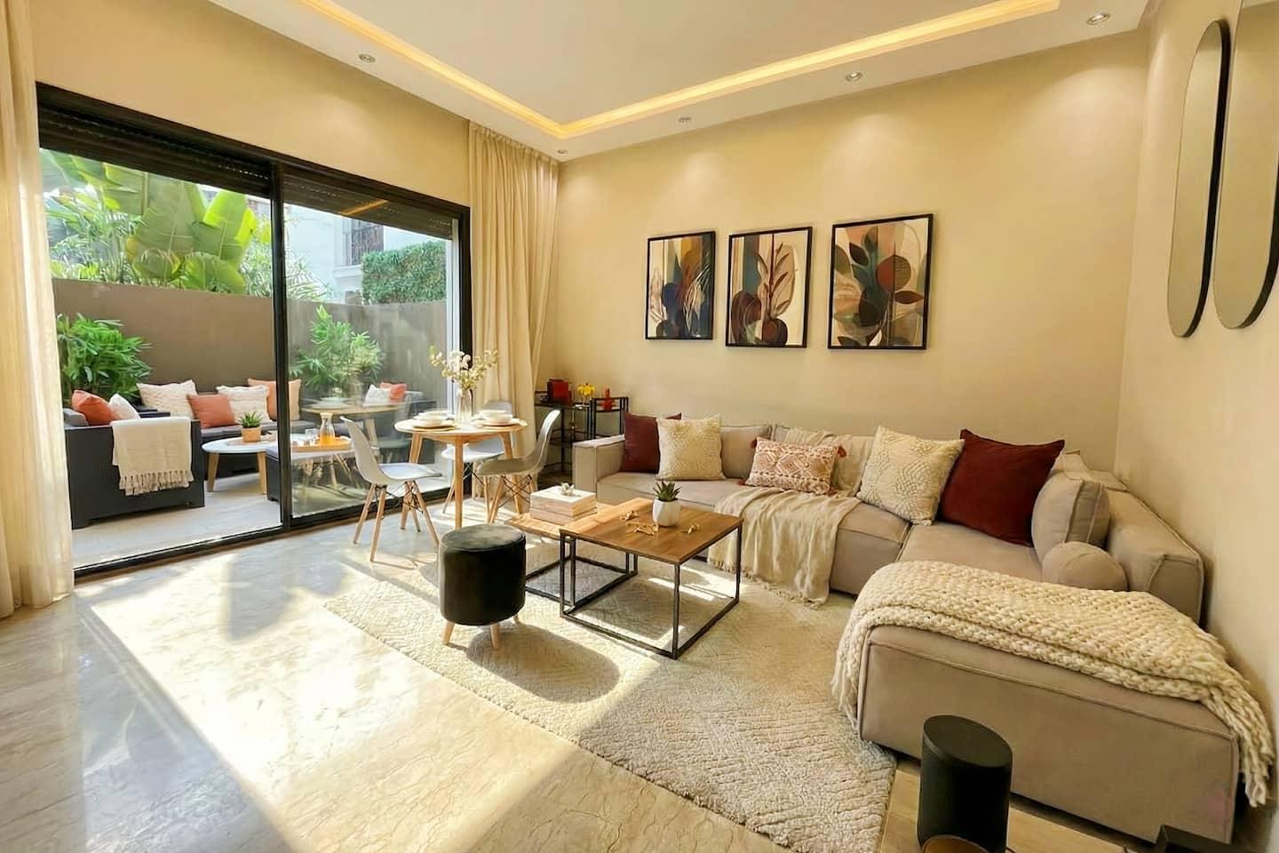 Salon ouvert sur une terrasse végétalisée — location courte durée Casablanca