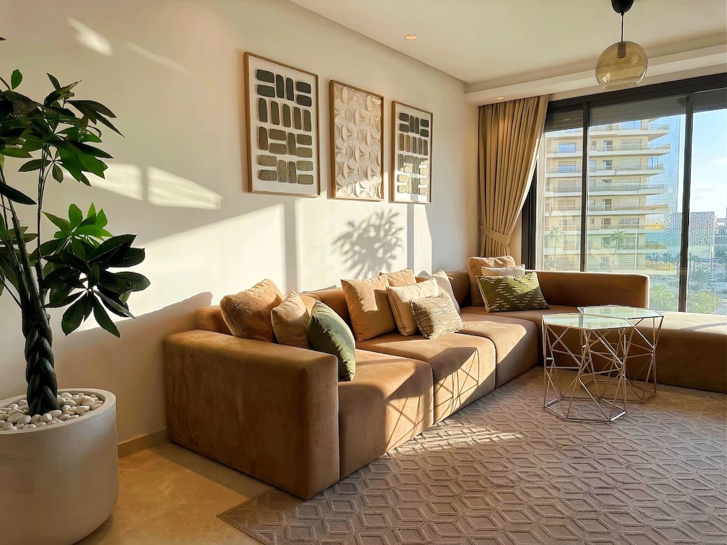 Salon terracotta lumineux avec plantes — appartement Airbnb Casablanca
