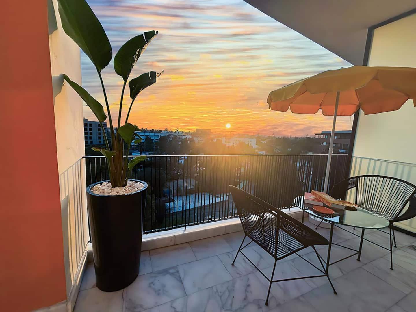 Balcon au coucher du soleil à Casablanca — location saisonnière
