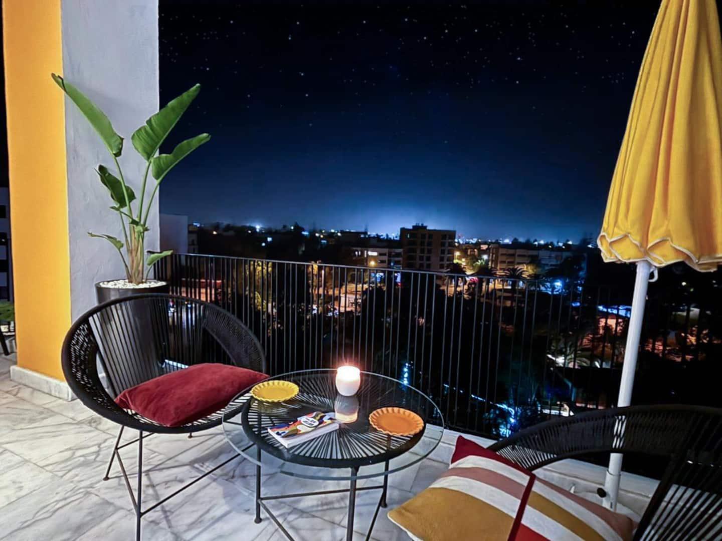 Terrasse de nuit à l'ambiance bougie — appartement Maya Suites