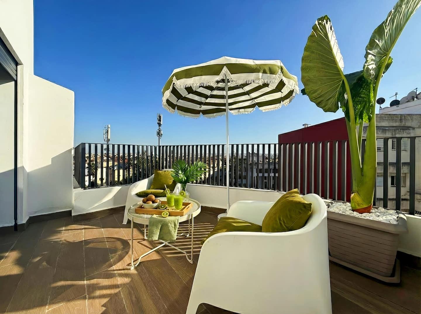 Rooftop avec parasol et plantes tropicales — Casablanca